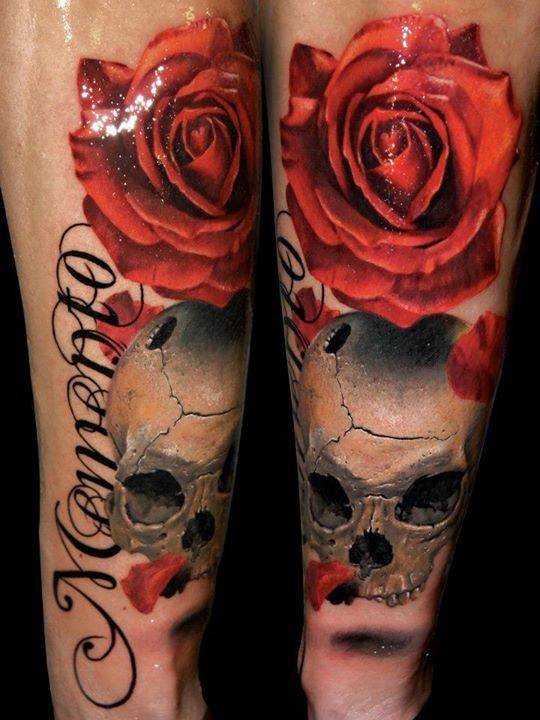 手臂彩色红玫瑰与损坏的颅骨纹身图案