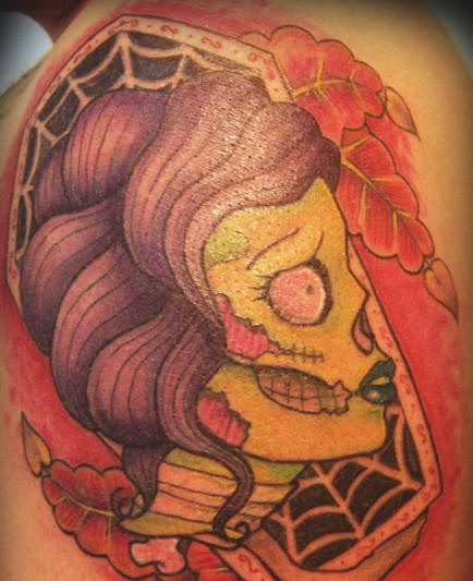 肩部彩色僵尸女人头纹身图案