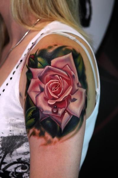 女生肩部逼真的玫瑰与露珠纹身图案