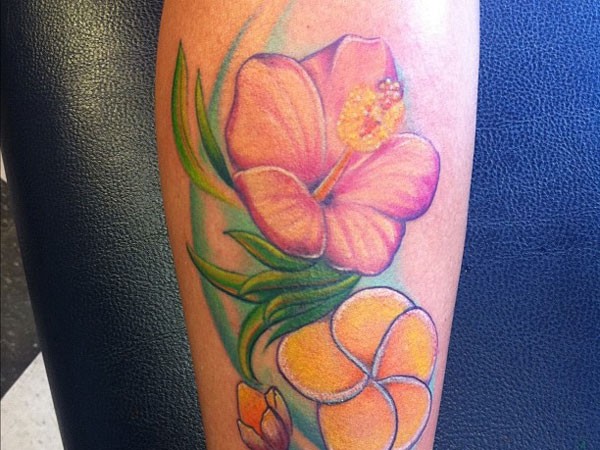 腿部彩色好看的木槿花纹身图案