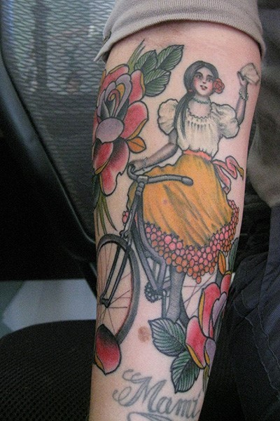 手臂彩色骑自行车的女人纹身图案