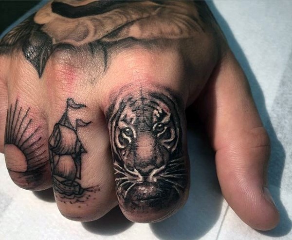 手指小巧可爱的老虎头像纹身图案