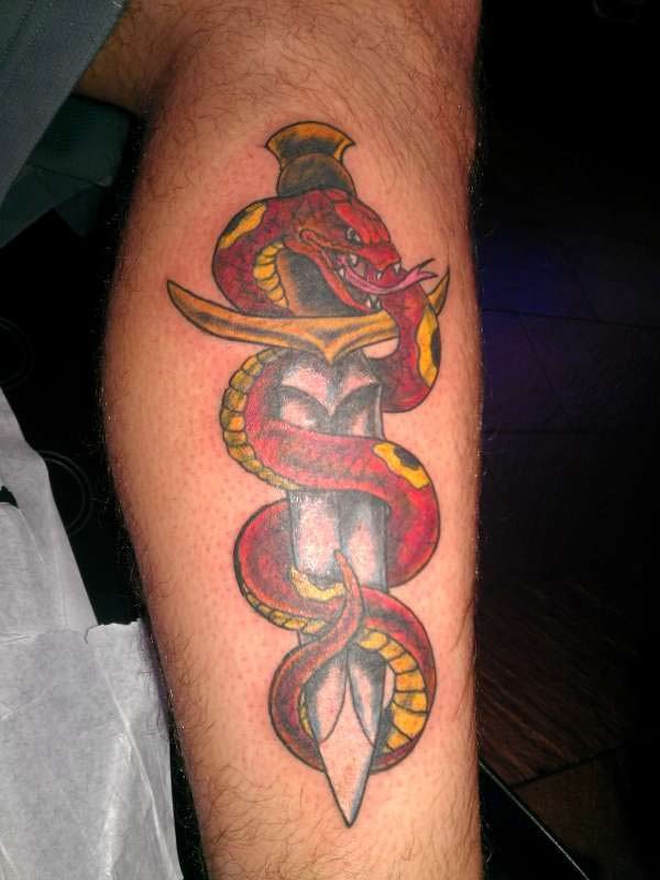红蛇绕匕首纹身图案