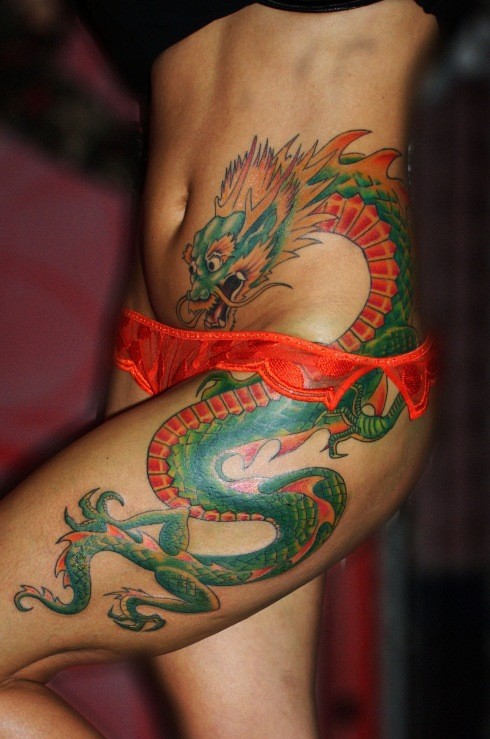 女生大腿侧肋绿色的龙纹身图案