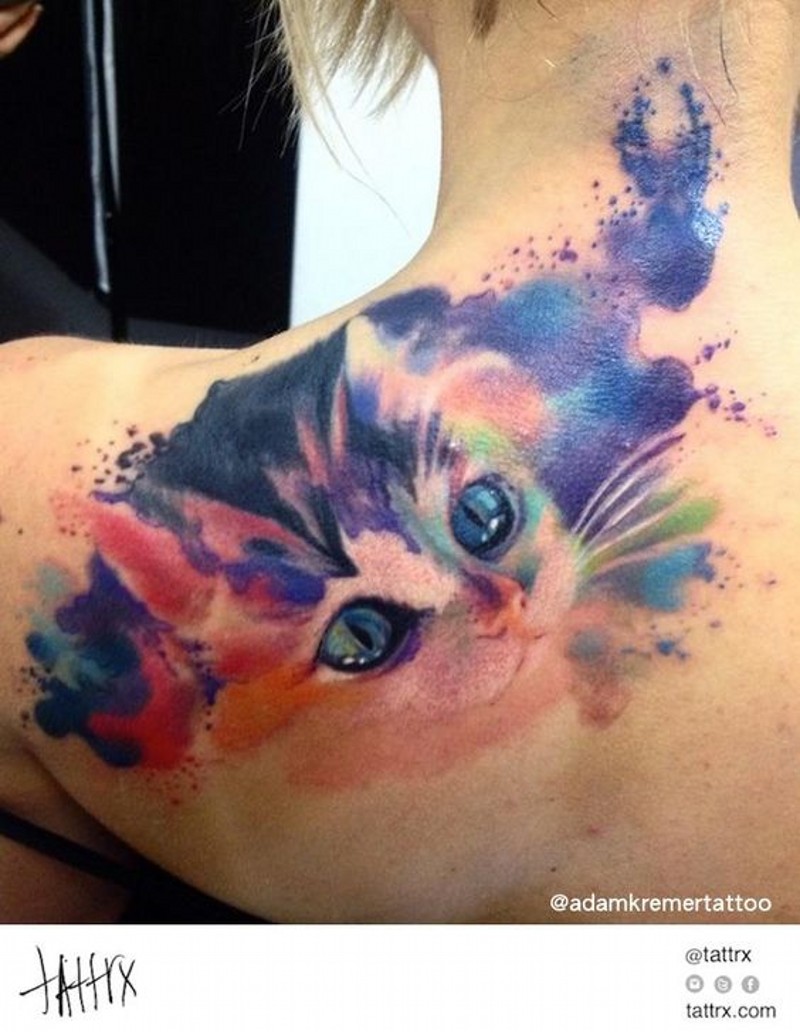 女生肩部可爱的水彩画风格小猫纹身图案