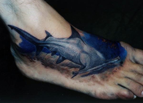 脚背逼真的彩色鲨鱼纹身图案