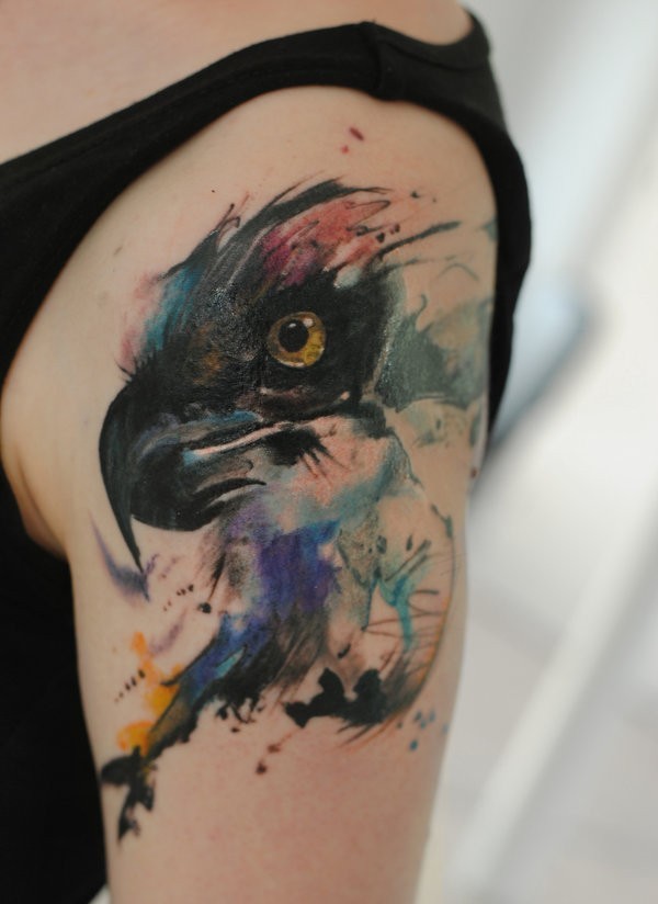 大臂水彩风格的彩色鹰头纹身图案