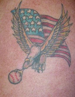 抓棒球的鹰和美国国旗纹身图案