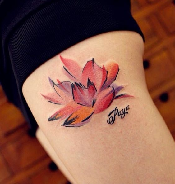 女性腿部水彩色莲花纹身图案