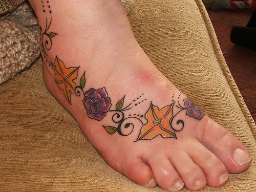 脚背彩色宽脚链秋天花朵纹身图片