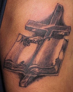 十字架与经书纹身图案