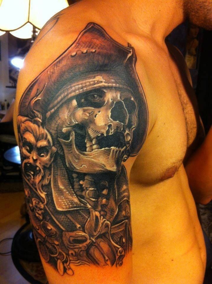男性肩部大海盗骷髅纹身图案