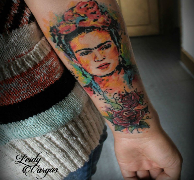 手臂old school女人肖像与鲜花彩色纹身图案