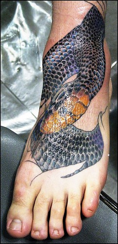 脚背彩色逼真的蛇纹身图案