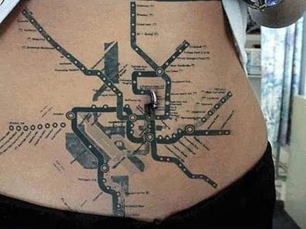 腹部很酷的城市地铁地图纹身图案
