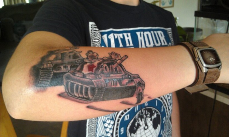 手臂彩色坦克军事纹身图案