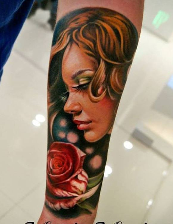 小臂逼真的彩色女孩肖像与玫瑰纹身图案