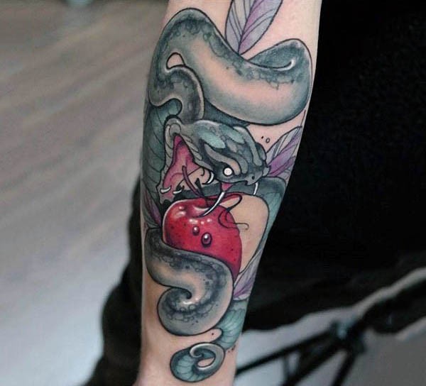 手臂现代风格彩色蛇与苹果纹身图案