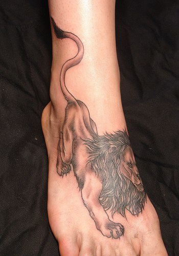 女性脚部简约的狮子纹身图案