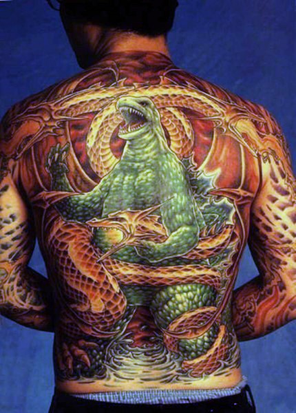 满背华丽的五彩邪恶哥斯拉龙纹身图案