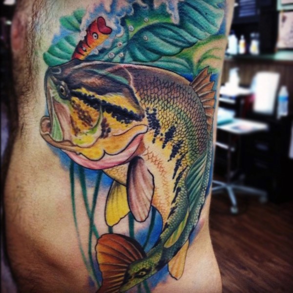 侧肋逼真彩绘上钩的鱼纹身图案