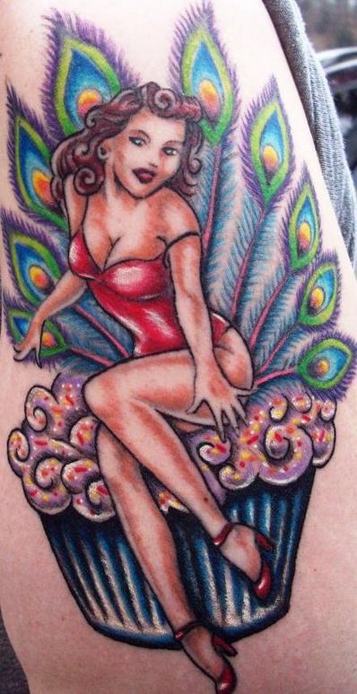 肩部彩色蛋糕上的女孩纹身图案