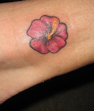 女性腿部粉红色的芙蓉花纹身图案