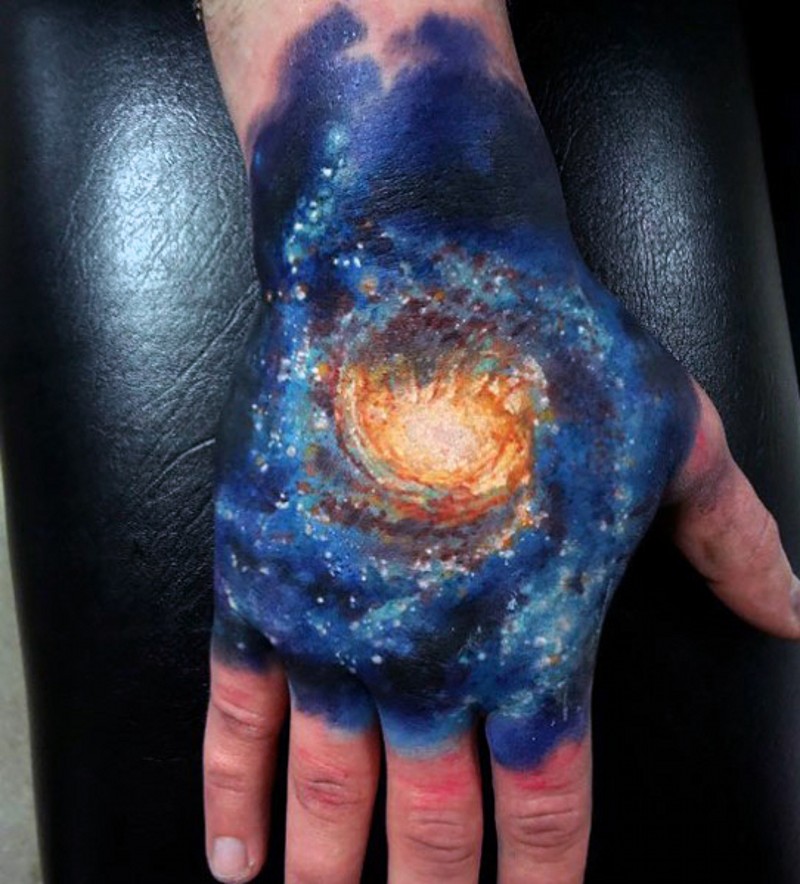 男性手背彩色星系纹身图案