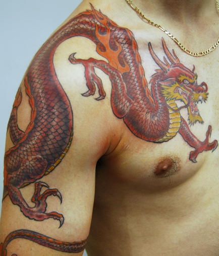 男士肩部愤怒的红色龙纹身图案