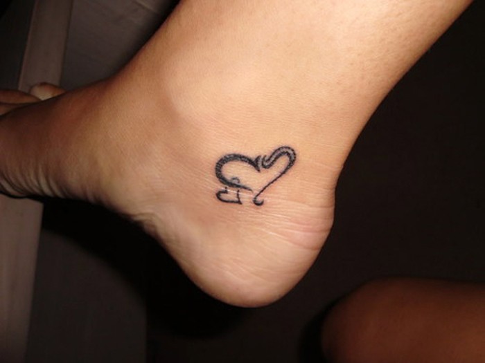 女性脚部简单的心形纹身图案