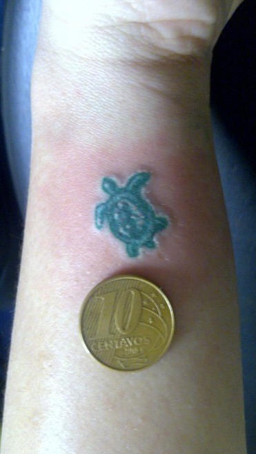 手腕简约小绿龟纹身图案