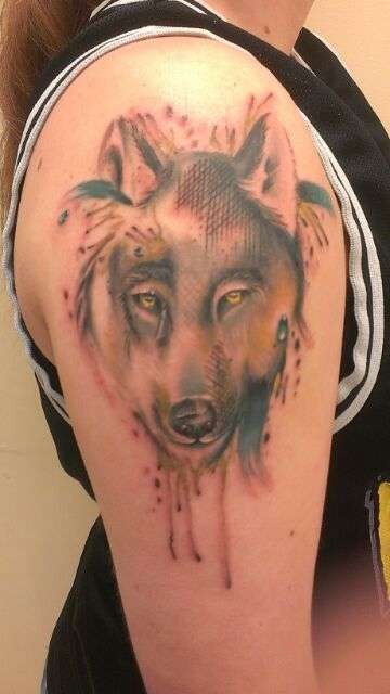 肩部大水彩画逼真的狼纹身图案