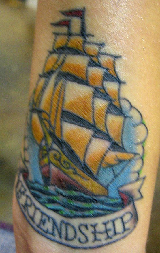 男性手臂彩色友谊之船纹身图案