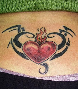腰部彩色燃烧的心与部落纹身图案