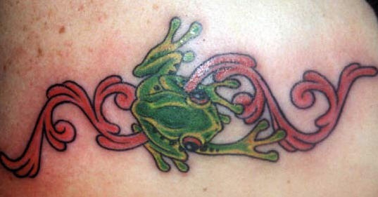 腿部彩色青蛙与花纹纹身图案