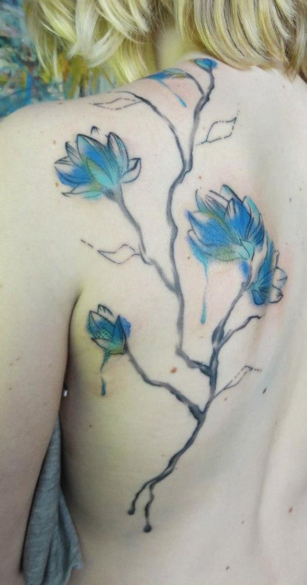 后背水彩画风格很酷的花卉纹身图案