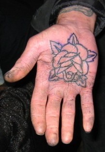 手部简约无色玫瑰与叶纹身图片