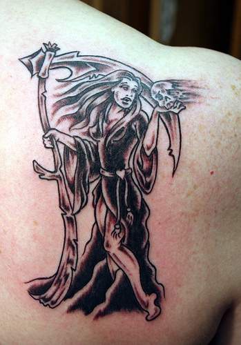 背部女死神和骷髅纹身图案