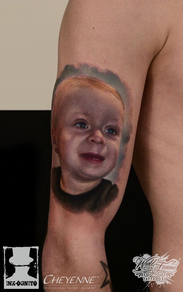 手臂写实风格彩色男孩肖像纹身图案