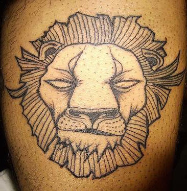 腿部黑色线条狮子头纹身图片