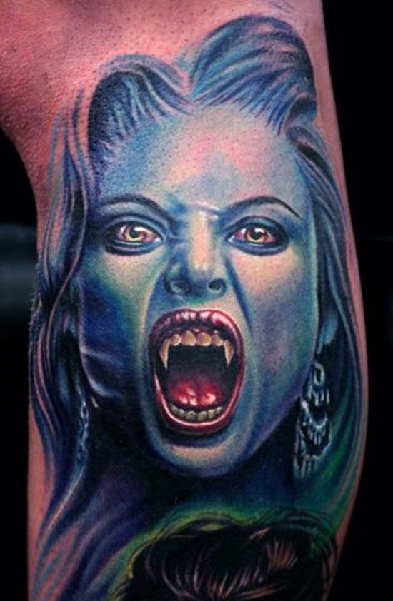 非常逼真的彩色邪恶吸血鬼女人纹身图案