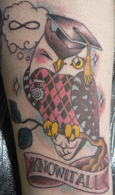 腿部彩色无所不知的猫头鹰纹身图案
