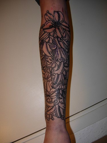 手臂简约的花主题纹身图案