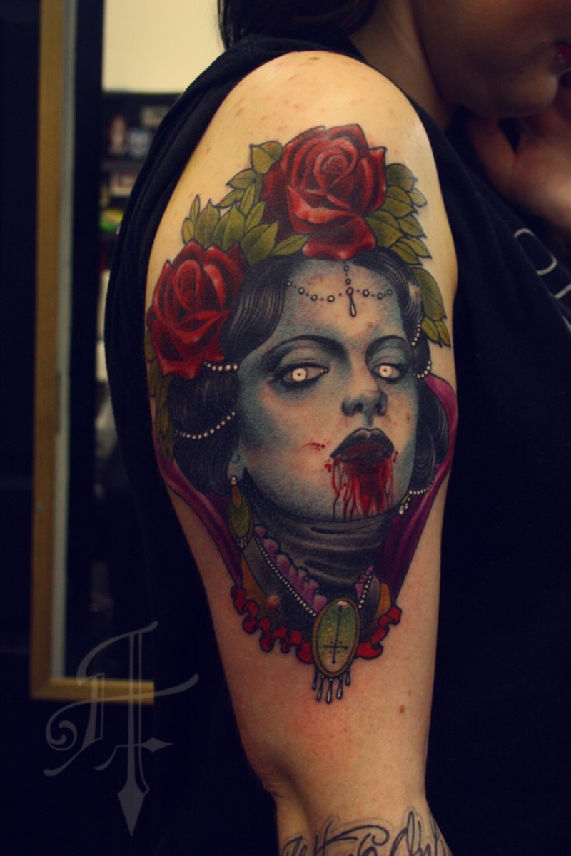 大臂彩色令人毛骨悚然的血腥女人脸与玫瑰纹身图案