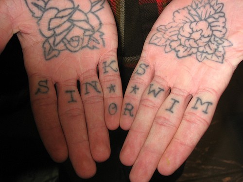 手部简约线条花朵与字母纹身图案