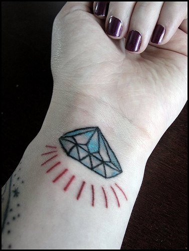 手腕彩色闪耀的钻石纹身图案