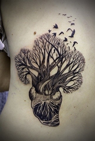 腰侧黑色心脏生长的树纹身图案