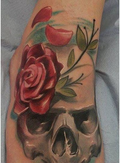 脚背灰色骷髅与红色玫瑰纹身图案