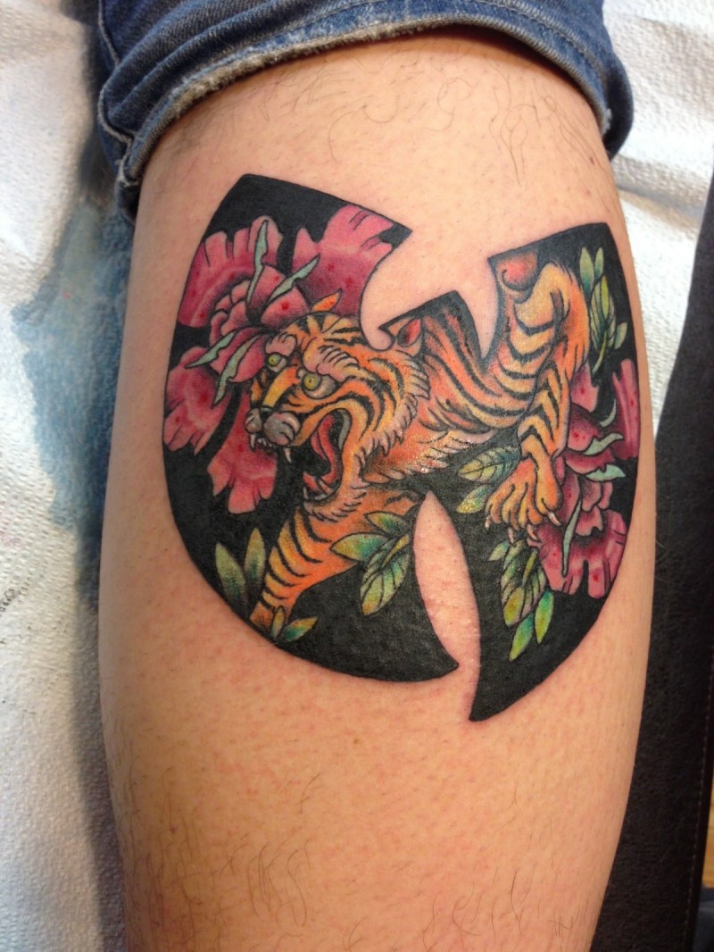 腿部图腾轮廓与老虎和花卉纹身图案