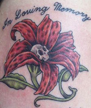 肩部彩色花朵与英文纹身图案